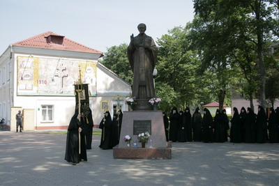 Крестный ход подходит к памятнику свт. Николая .jpg